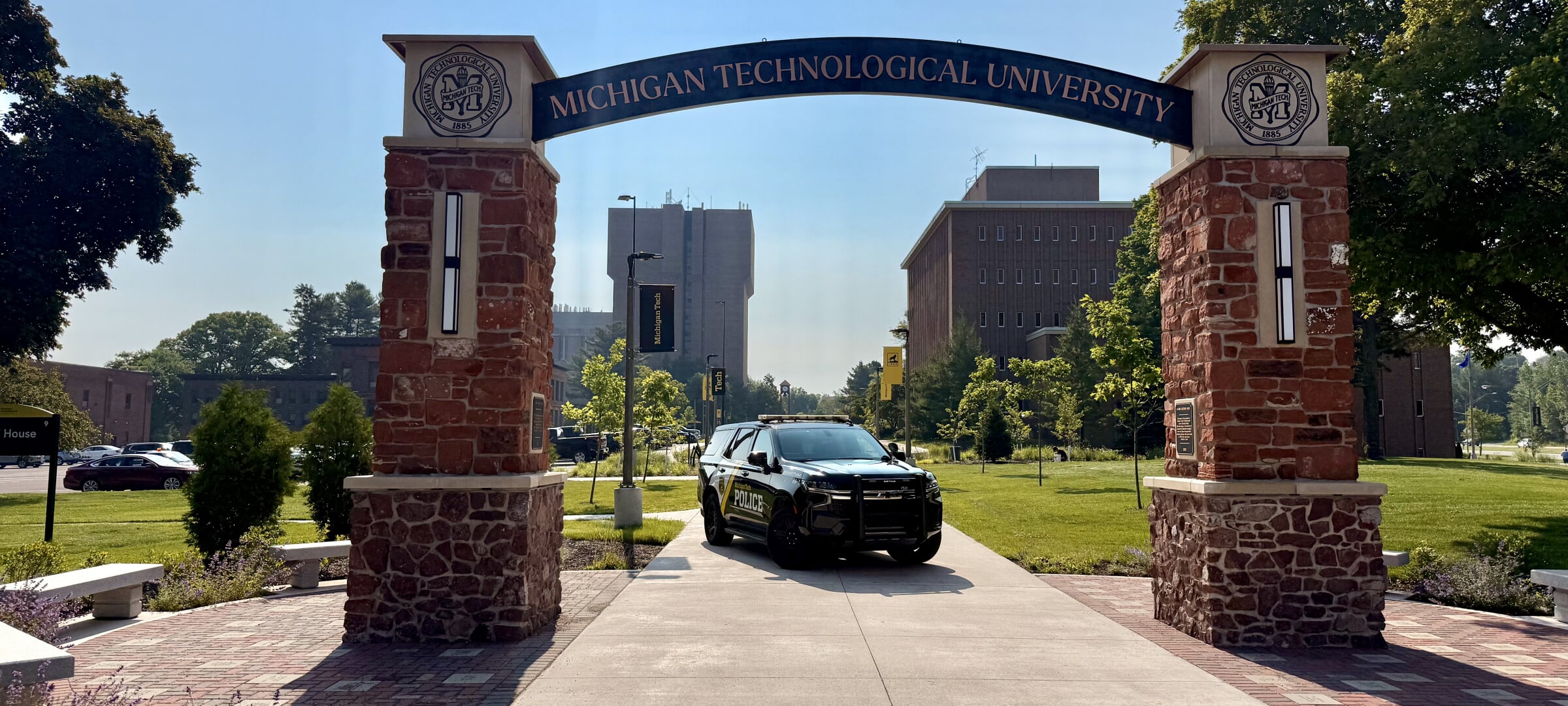 Alumni Way West Campus Entrance