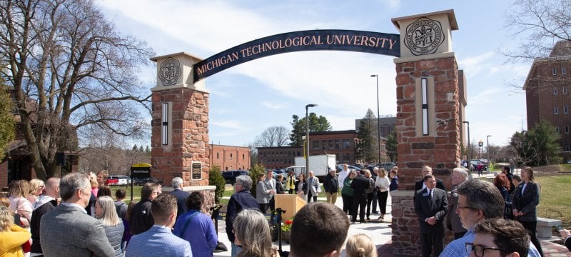 Alumni Gateway Arch dedication