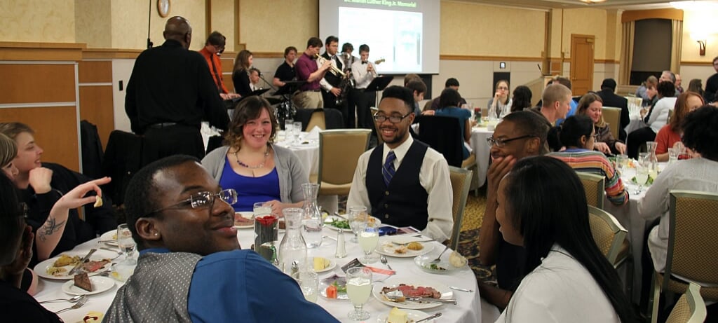 Students and their parents sitting to dinner at an engineering function.