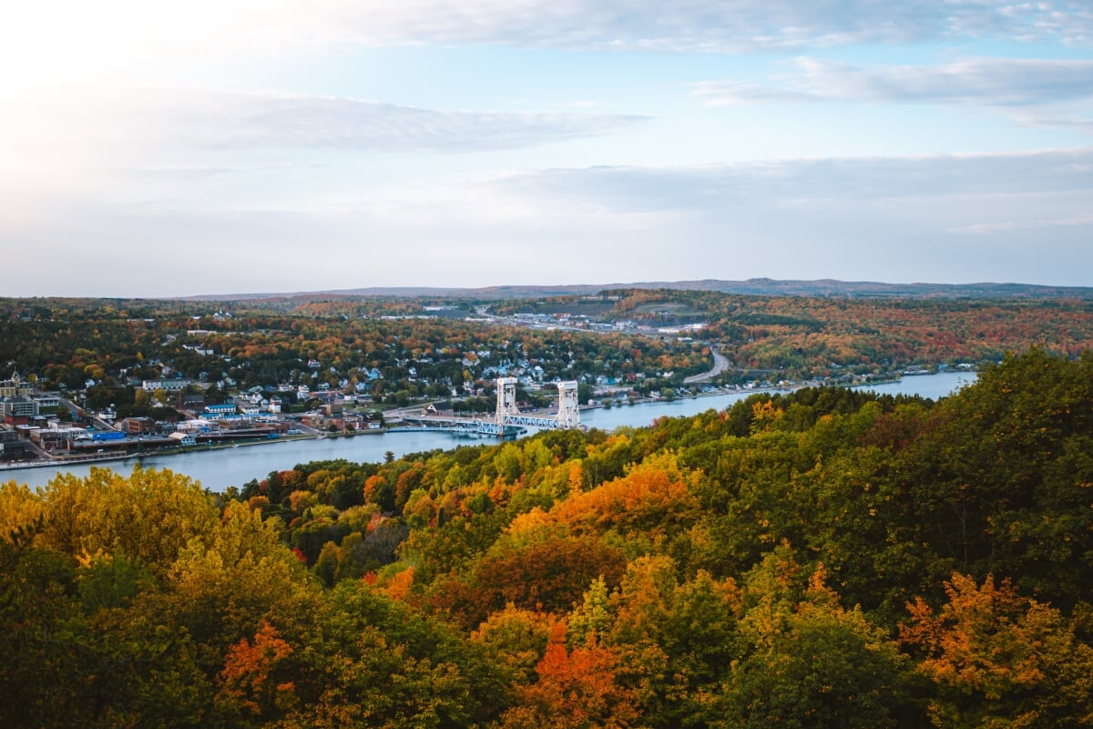 Houghton, its sister city Hancock, and the surrounding towns is home to approximately 15,000 year-round residents. Aerial view of the Houghton and Hancock communities.