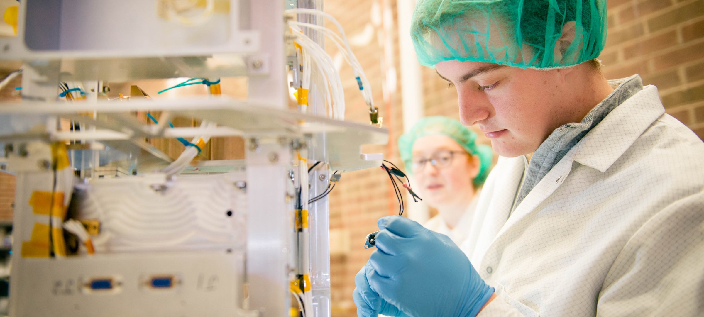 students assembling Oculus-ASR for its mission